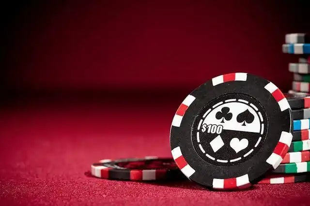 Giải đấu esports hấp dẫn với màn hình lớn và khán giả sôi động