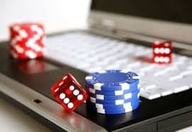 Bàn roulette trực tuyến với dealer thật đang quay vòng tại live casino
